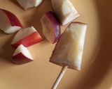 Foto del paso 3 de la receta: Postre tentempié de manzana, caramelo y pochoclos