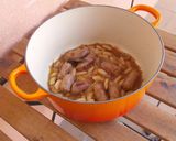 Foto del paso 6 de la receta: Butifarras encebolladas al vermut con alubias