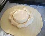 Une image de l'étape 5 de Feuilleté camembert et knackis.