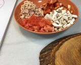 Foto del paso 1 de la receta: Tortilla rellena de tomate, atún, pimiento y champiñones