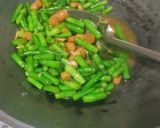 Foto langkah ke 5 dari resep Oseng Buncis Sosis.