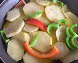 Foto del paso 3 de la receta: Patatas a lo pobre con Huevo y pechuga de pollo
