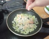 Foto del paso 1 de la receta: Salteado de gambas, cebolla y espárragos trigueros