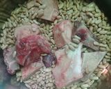 A picture of step 1 of Brown beans with bones.