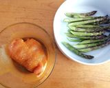 Foto del passaggio 2 della ricetta Pollo alla curcuma con asparagi