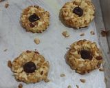 Foto langkah ke 6 dari resep Peanut tumbprint cookies.