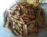 तिल मूंगफली की भरवा भिंडी (Til moongfali ki bharva bhindi recipe in Hindi) रेसिपी चरण 6 फोटो