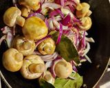 চিকেন মাশরুম ফ্রিকাসা (Chicken mushroom fricassee recipe in Bengali) রেসিপির ধাপ 2 ছবি