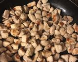 Foto del paso 2 de la receta: Pollo al verdeo, con crema, mostaza y vino blanco