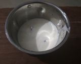 A picture of step 2 of Strawberry Lassi.