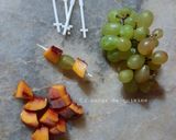 Une image de l'étape 3 de Brochettes apéro 🍡 pêches 🍑 raisins 🍇.