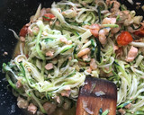 Foto del paso 5 de la receta: Espaguetis de calabacín con salmón y gambas