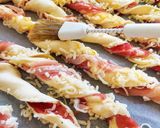 Csavart feketeerdei sonkás-sajtos rúd recept fázis 4 fotója