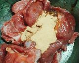 Hình bước làm 2 của món Thịt nạc dăm cây cuộn nấm áp chảo