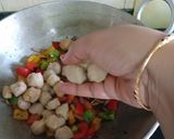A picture of step 3 of Soyabean tricolor capsicum pulav.