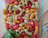 Foto del paso 2 de la receta: Ensalada de fideos tricolor bien mediterránea con aderezo casero