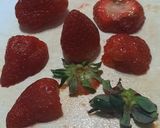 Foto del paso 2 de la receta: Licuado de frutillas, cardamomo miel y mandarina