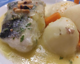 Foto del paso 9 de la receta: Merluza de pincho confitada al pil pil con patatitas y zanahorias hervidas