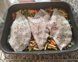 Foto del paso 6 de la receta: Filetes de rodaballo sobre una cama de verduras y al horno