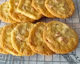 Une image de l'étape 7 de Cookies aux pralines roses et chocolat blanc.