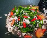 Foto langkah ke 6 dari resep Kangkung cumi saus tiram.
