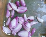 Foto langkah ke 2 dari resep Tumis Bawang Teri Pedas.