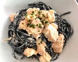 Foto del paso 12 de la receta: Pasta “Nero dí sepia” con Salmon y Gambas