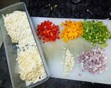 A picture of step 2 of Cheese masala paneer pizza.