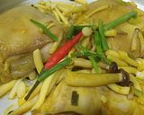 Hình bước làm 2 của món Má đùi gà hấp nấm