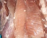 Foto del paso 1 de la receta: Bifes de cerdo a la portuguesa y huevos cocinados en su jueguito