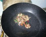 รูปขั้นตอนการทำที่ 2 ของ กุ้งผัดสะตอใบกะเพรา