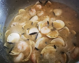 Foto del paso 5 de la receta: Almejas a la marinera con gambas