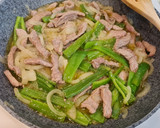 Foto del paso 3 de la receta: Tiras de ternera salteadas con pimientos italianos y cebolla