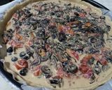Foto del passaggio 4 della ricetta Quiche con radicchio, olive e pomodorini
