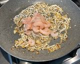 Foto del paso 5 de la receta: Espagueti al nero di sepia con gulas y gambas