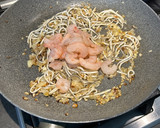 Foto del paso 5 de la receta: Espagueti al nero di sepia con gulas y gambas