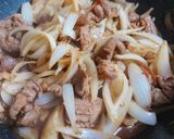 Hình bước làm 2 của món Thịt xào củ hành trộn dưa leo cà chua