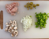 Foto del paso 1 de la receta: Paella mixta de carne, langostinos y champiñones