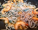 Foto del paso 5 de la receta: Huevos rotos con gulas y langostinos
