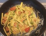 Foto del passaggio 3 della ricetta Spaghetti di Zucchine e Pomodorini e Erbe Aromatiche al Momento ci ho Pensato
