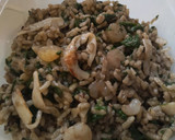 Foto del paso 4 de la receta: Arroz negro con espinacas, gambas y tallarines de surimi
