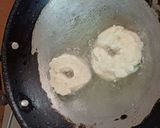 A picture of step 3 of Medu vada sambar.