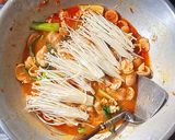 Foto langkah ke 5 dari resep Seblak Jamur Enoki.