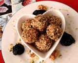 Foto del paso 6 de la receta: Bolitas RAW de nueces, ciruelas y semillas de cáñamo con toque de agua de mar
