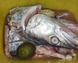 Foto langkah ke 1 dari resep Sup Kepala Ikan Tenggiri.