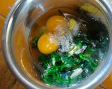 Foto langkah ke 3 dari resep Telur Dadar Daun Kunyit.