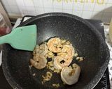 รูปขั้นตอนการทำที่ 3 ของ แตงกวาผัดกุ้ง + ไข่เจียว