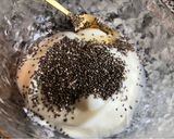 Hình bước làm 2 của món Eatclean / Pudding Sữa Chua Hạt Chia, Quả Hồng và Nho