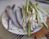 Foto del paso 6 de la receta: Pescadillas con ajos tiernos y gamba pelada