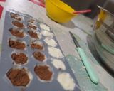 Foto del paso 3 de la receta: Bombones de chocolate negro y blanco rellenos de cookies y coco rallado receta casera